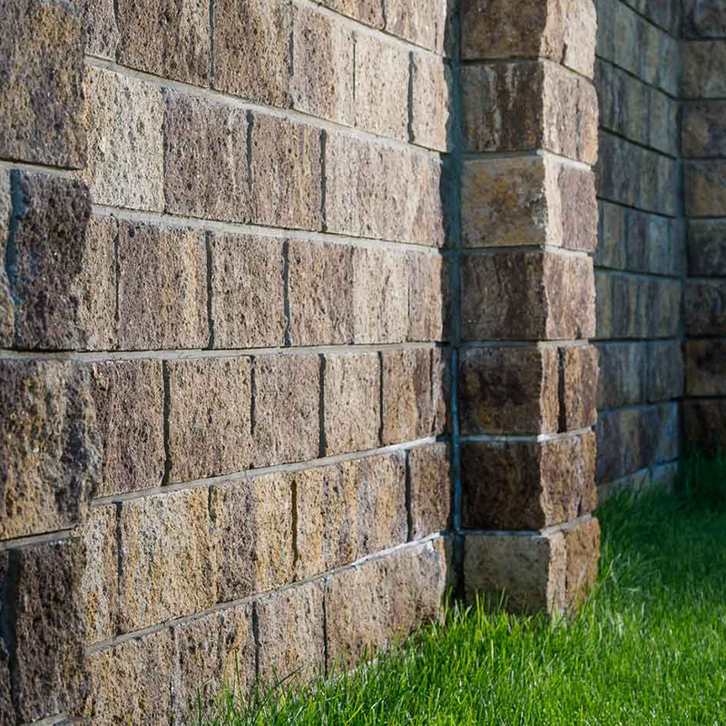 Стеновой заборный блок с фактурой под колотый камень, окрашен в массе, вибропресссованный, долговечный